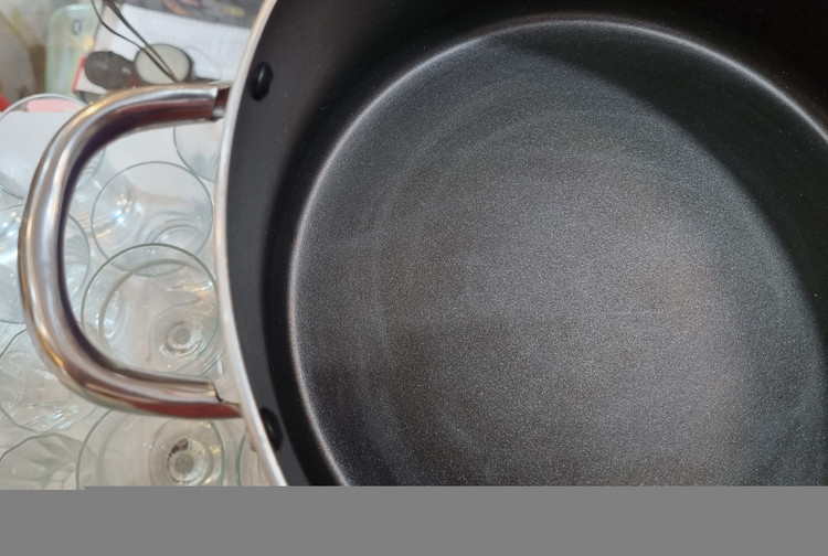 داخل قابلمه ظرفیران سایز ۲۸ رنگ قرمز